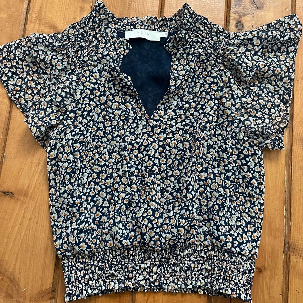 ASTR the Label Navy Floral Ruched Bottom Flutter Sleeve Top Sz XS